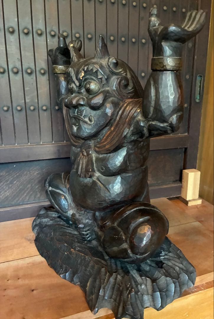 漆黒の鬼の軸受け　黒漆が塗布された鬼 掛け軸　ノミでザクザク彫られた鬼