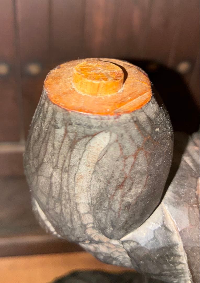 漆黒の鬼の軸受け　黒漆が塗布された鬼 掛け軸　ノミでザクザク彫られた鬼