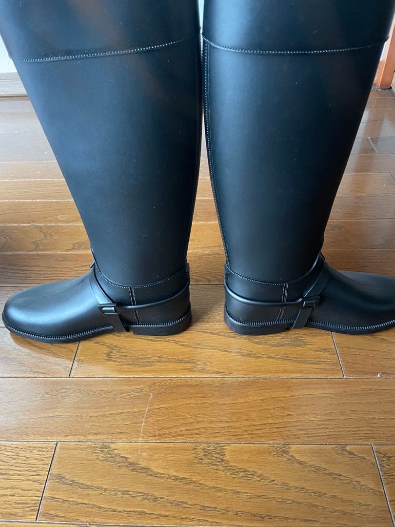 ピンクの猫 GIVENCHY ジバンシー・エンボス加工レインブーツ