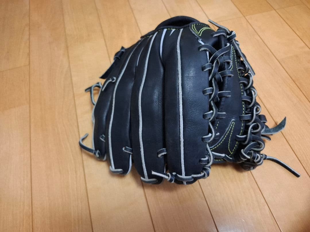 硬式野球グローブ 黒 レザー ゴールド刺繍