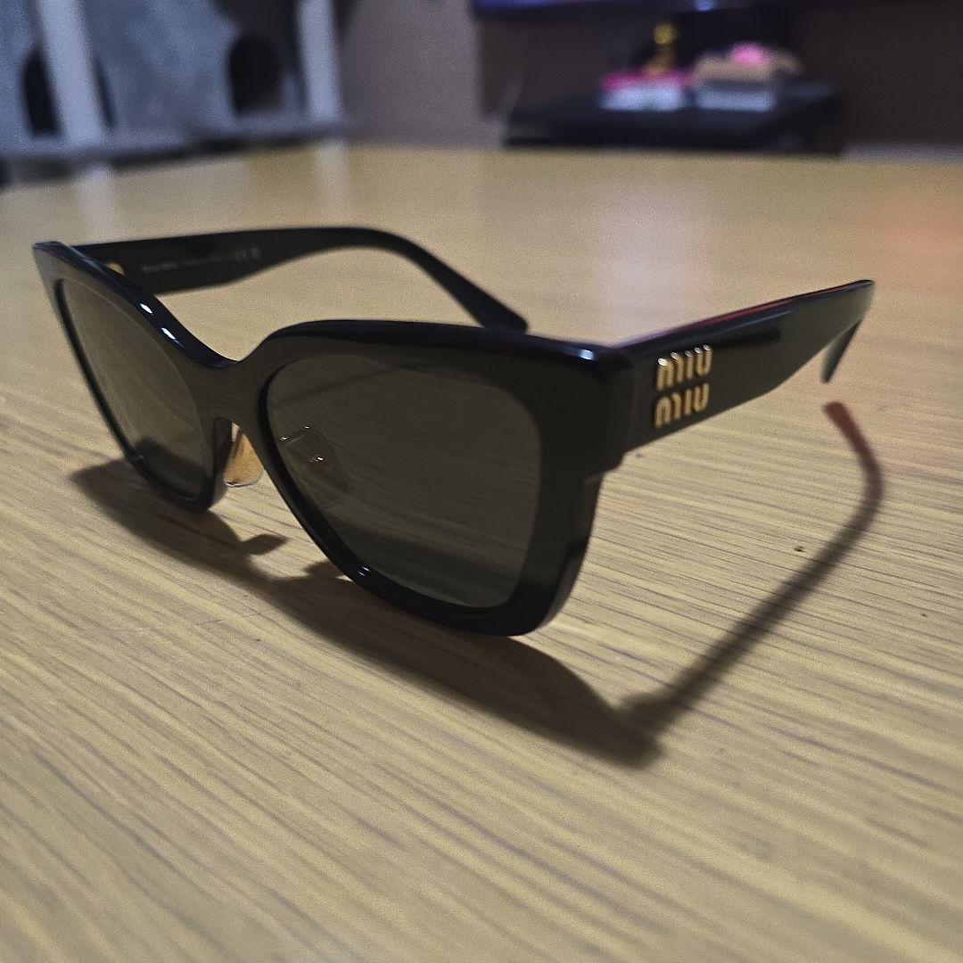 プレミア生産終了モデルMiu Miu 　サングラス ブラック