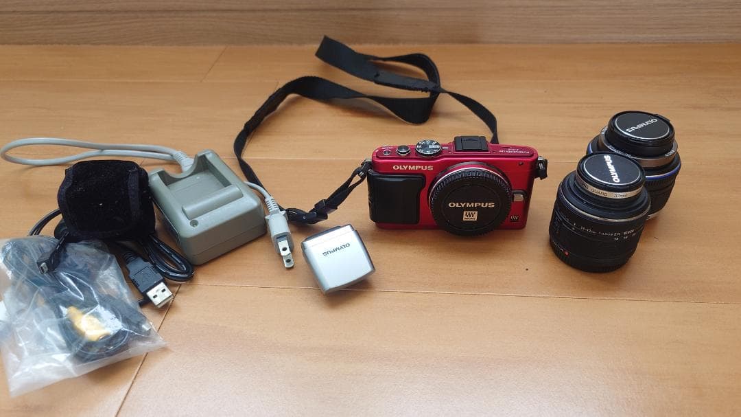 【ジャンク品】Olympus E-PL6 ミラーレスカメラ レッド+レンズ２本