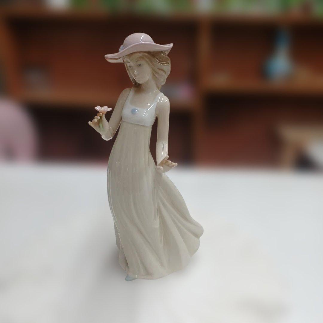 リアドロ　ナオ　一輪の花を持つ女性