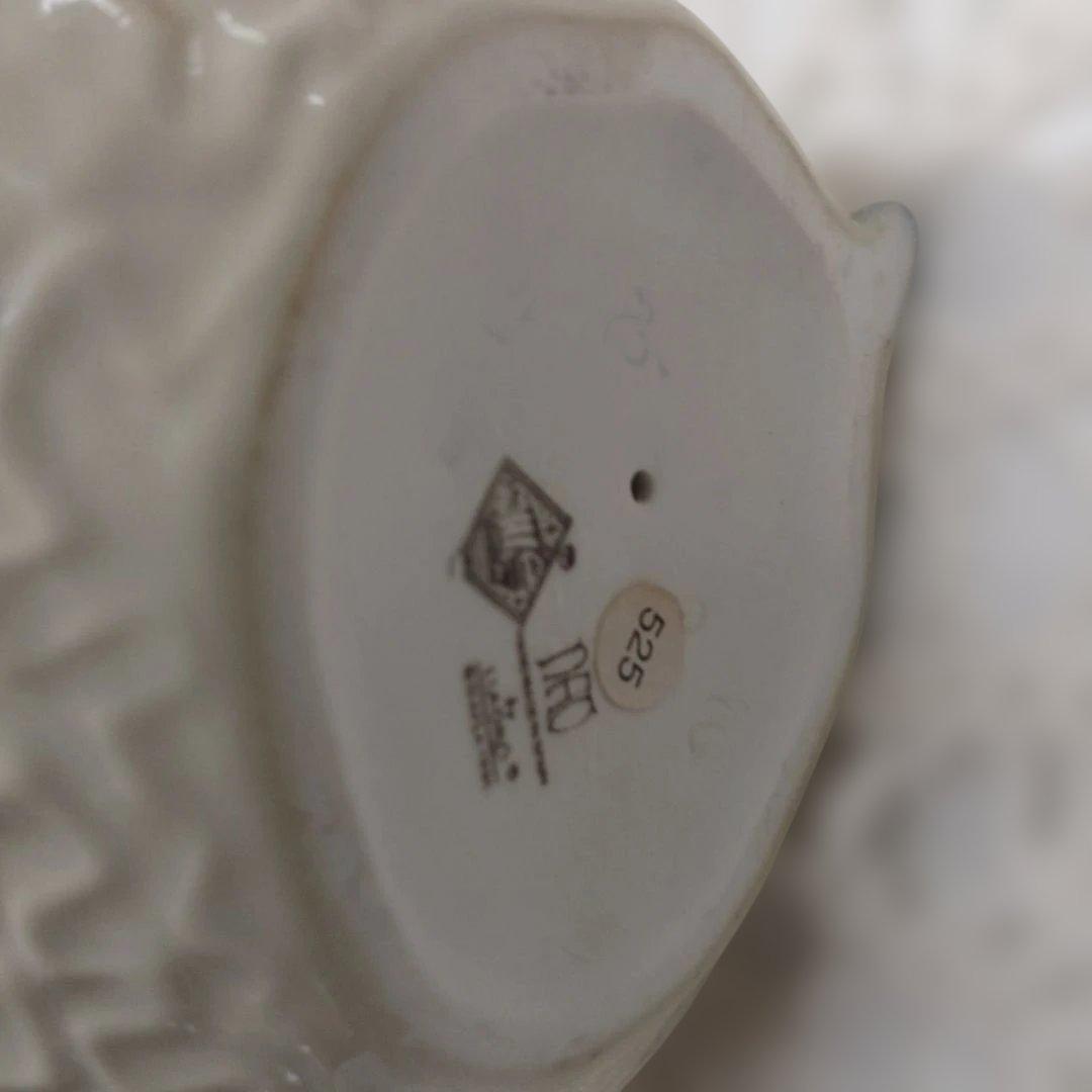 リアドロ　ナオ　一輪の花を持つ女性