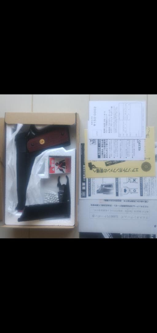 ウエスタンアームズ、コルトマークⅣシリーズ70ウッドグリップ付き。