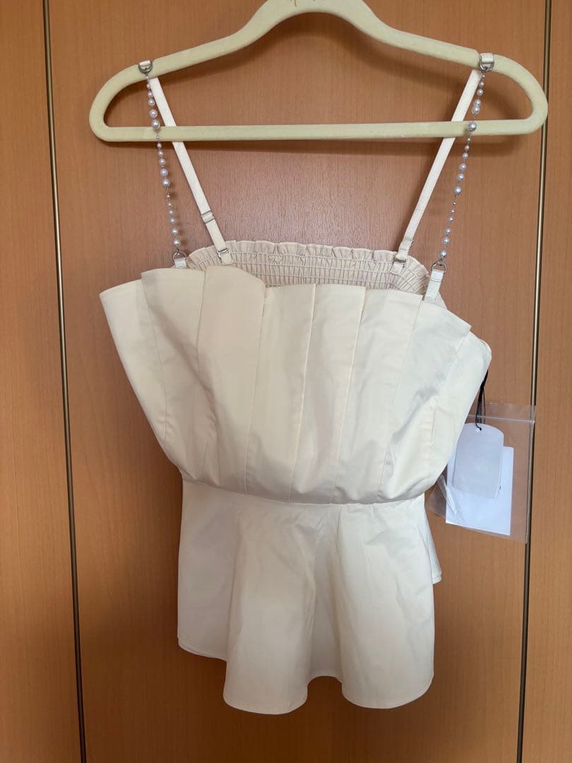 トップス Pearl-Strap Frill Top herlipto