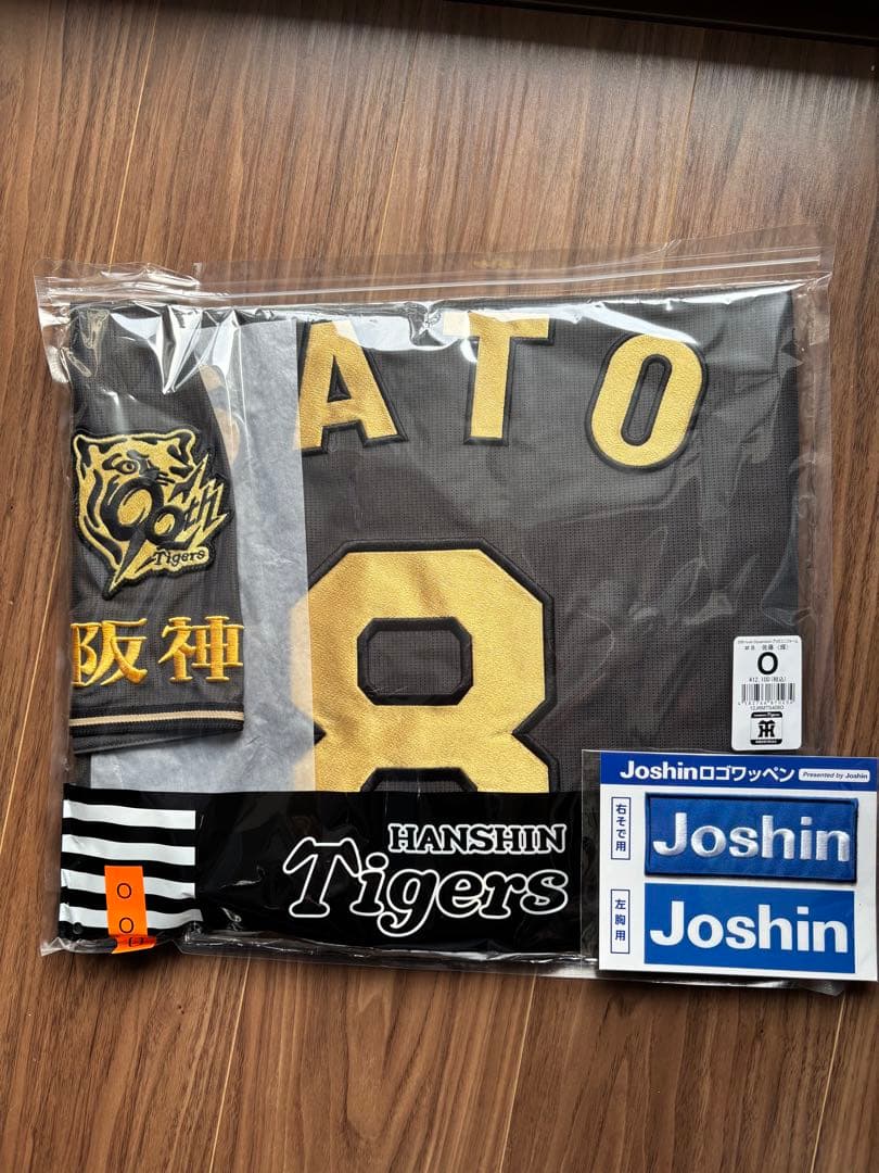 阪神タイガース 佐藤輝明　OSAKA ブラックダイナマイト　ユニフォーム　 O