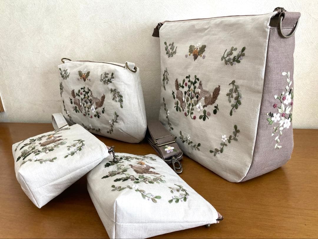 ハンドメイド手刺繍ショルダーバッグとポーチ