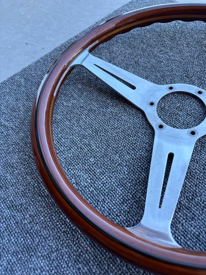 ナルディ　クラシック　3本スポーク　ウッドステアリング