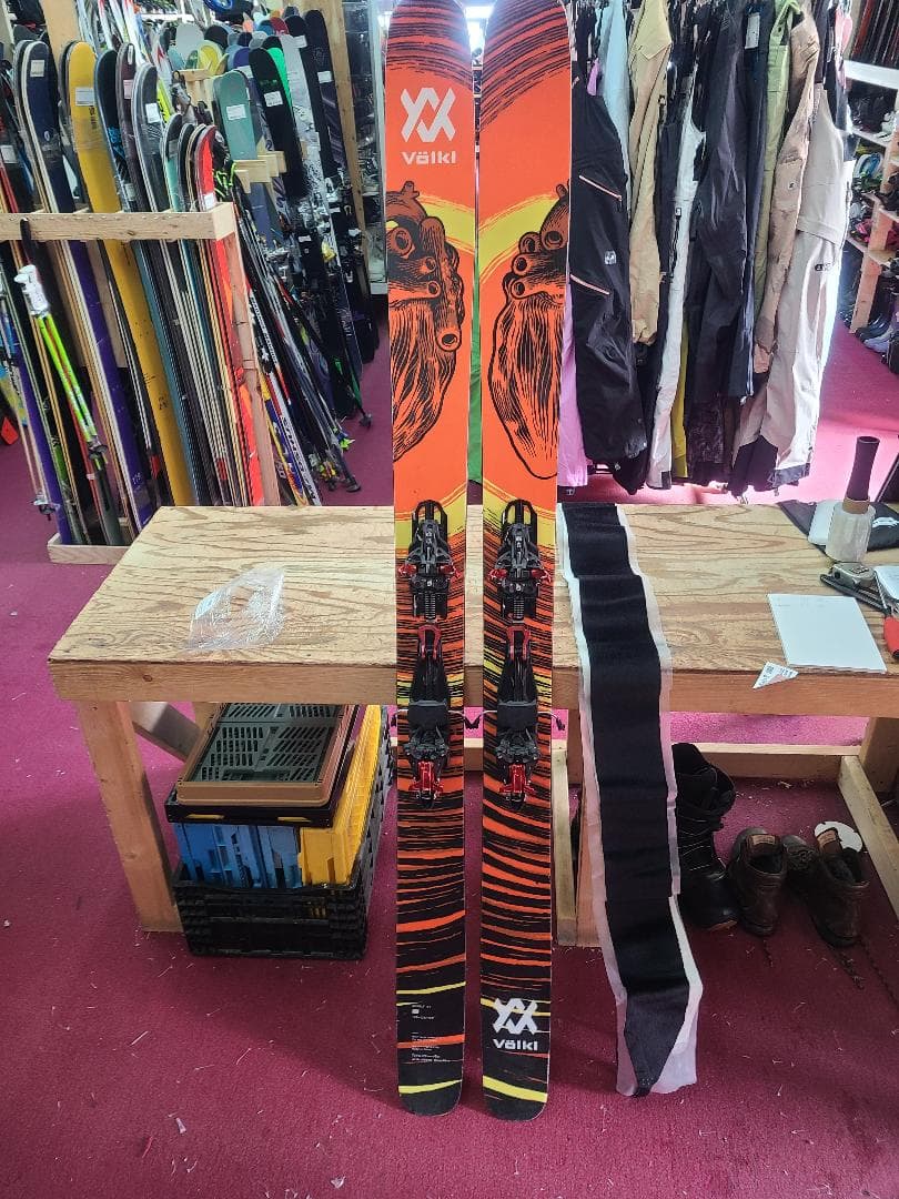 191 VOLKL REVOLT 121 + KINGPIN 13 + シール