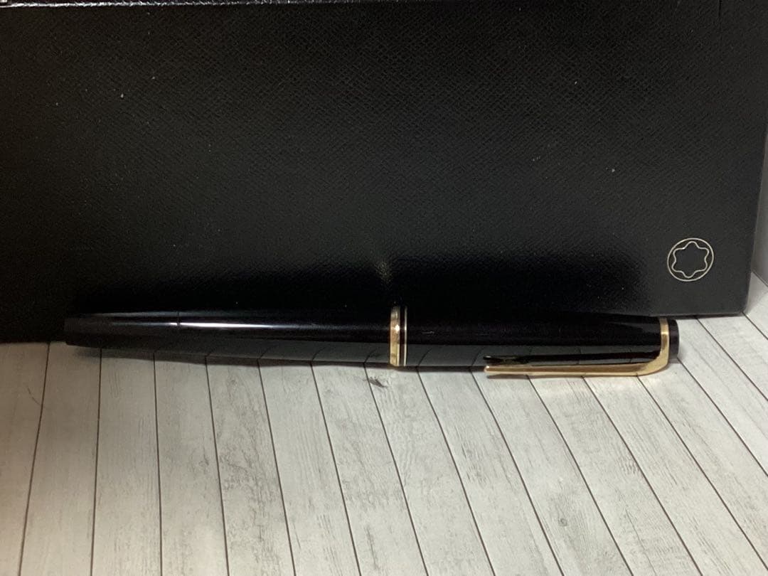 美品モンブランMontblanc 万年筆 黒 金色装飾本物
