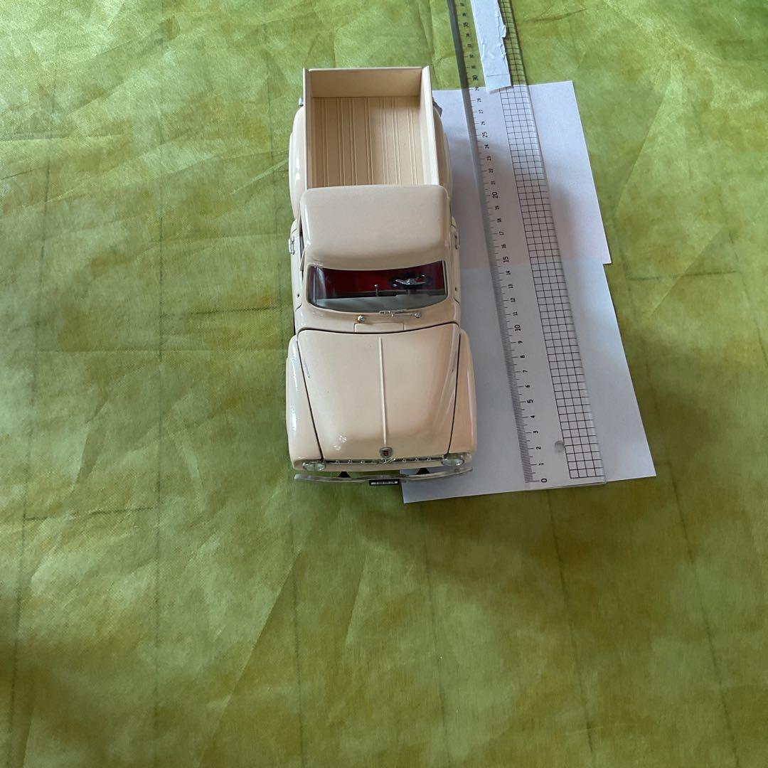 1963年モデル クリーム色ミニカー