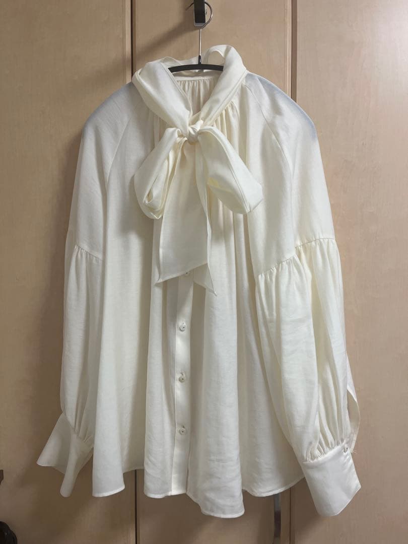 グレースコンチネンタルタイ付ギャザーシャツ