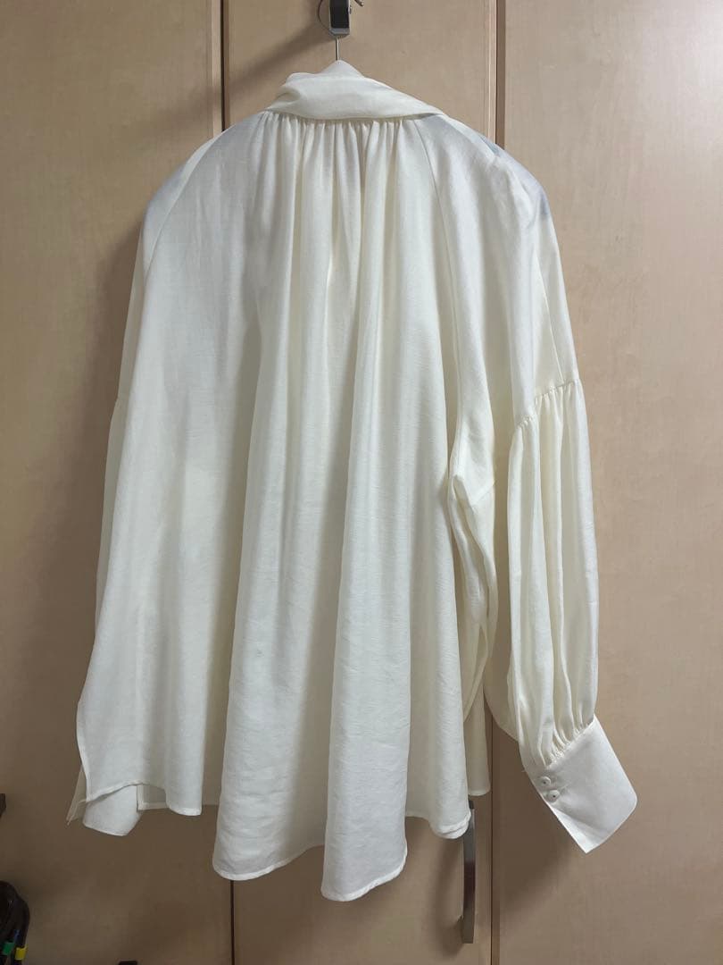 グレースコンチネンタルタイ付ギャザーシャツ