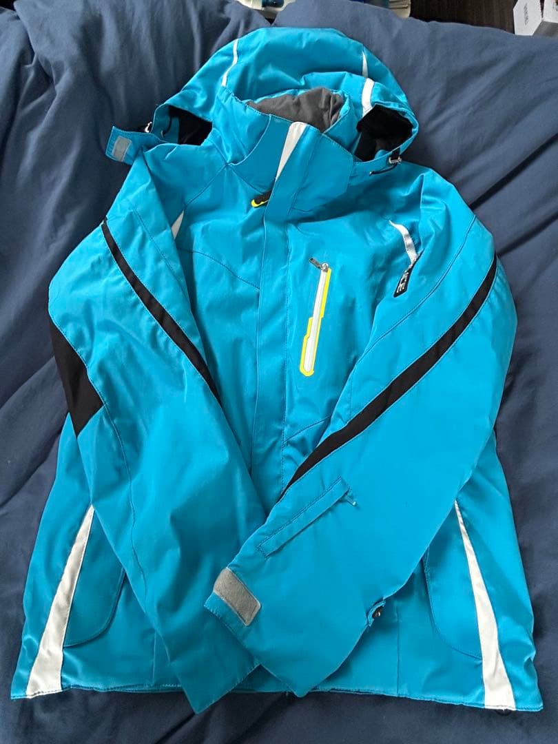青のフード付きスキーウェア