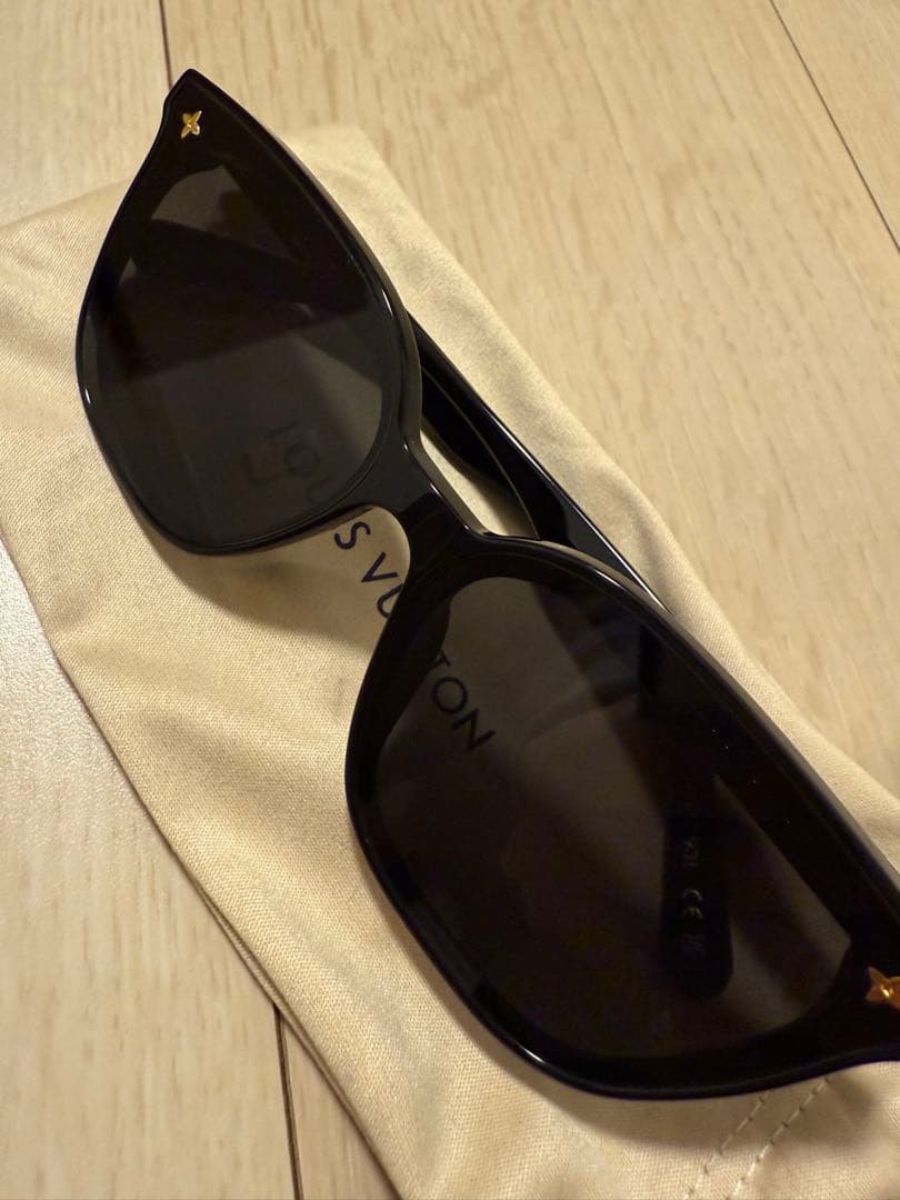 LOUIS VUITTON ブラックサングラス