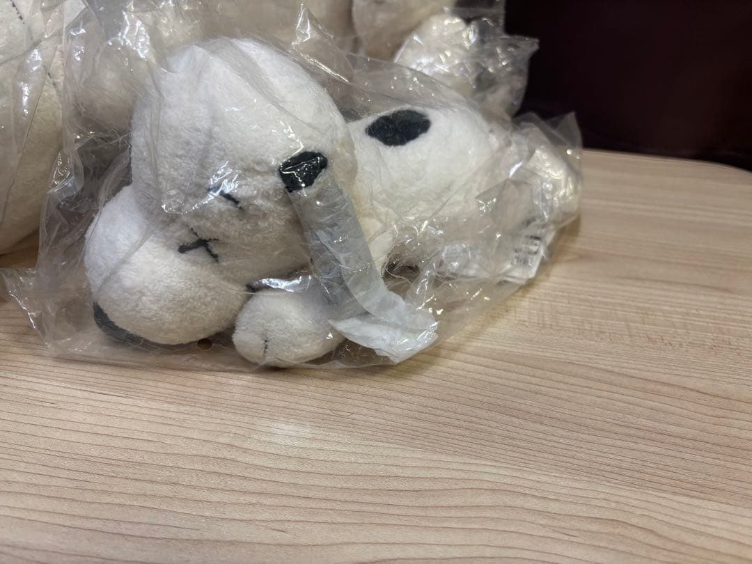 UNIQLO×KAWS×スヌーピーぬいぐるみ　白・黒S・M2個セット