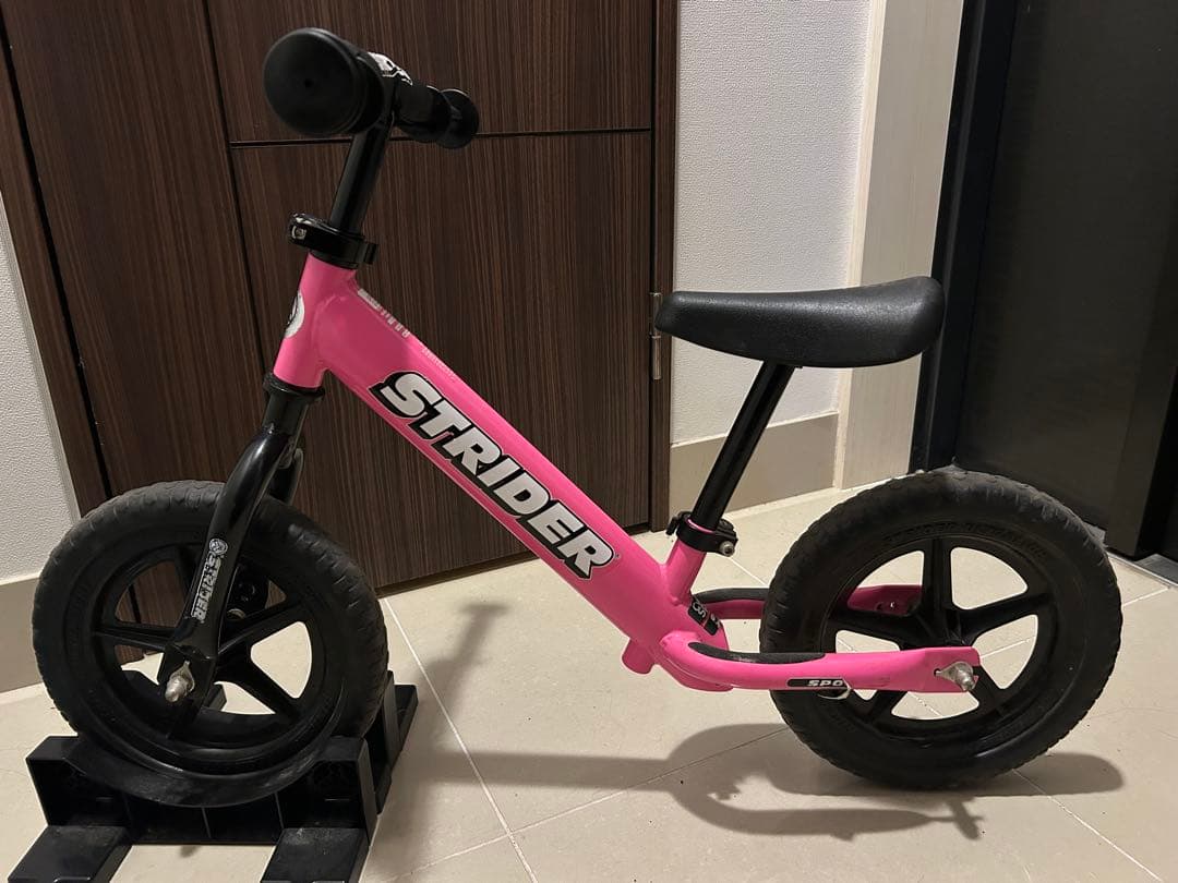 ストライダー ピンク12インチ バランスバイク キックバイク スタンド付き
