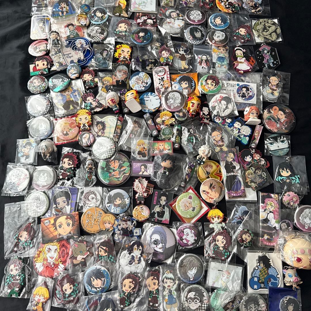 鬼滅の刃　缶バッジ　ラバスト　アクリルスタンド等　約150点大量まとめ売り