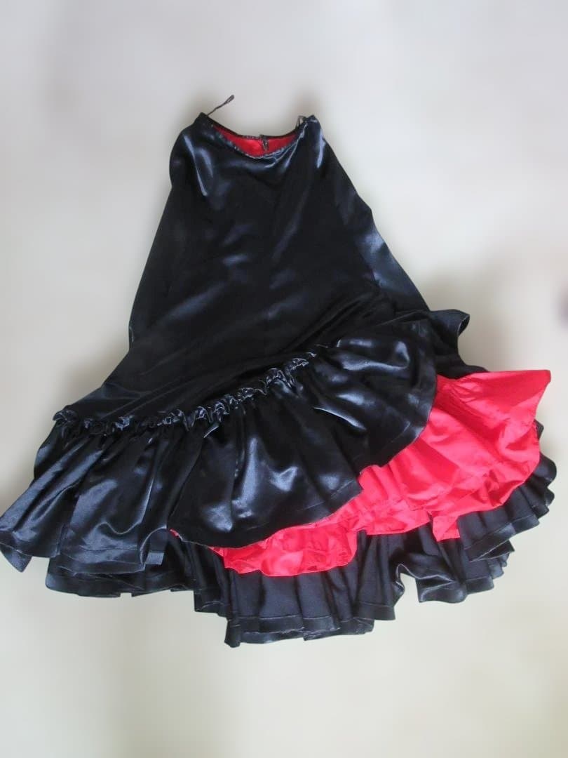 フラメンコ スカート 黒サテン地　裏赤 フリル付き