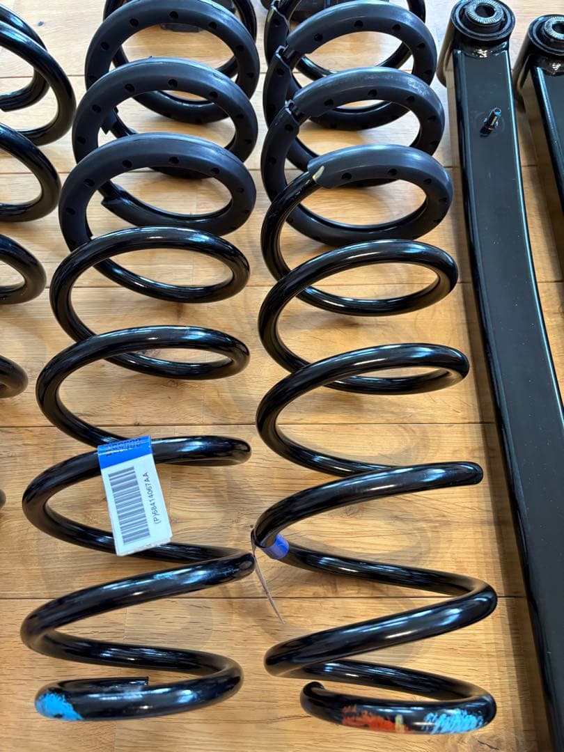 ゆっぴーラングラーJL2.0右　モパー純正2インチリフトアップキットFOX