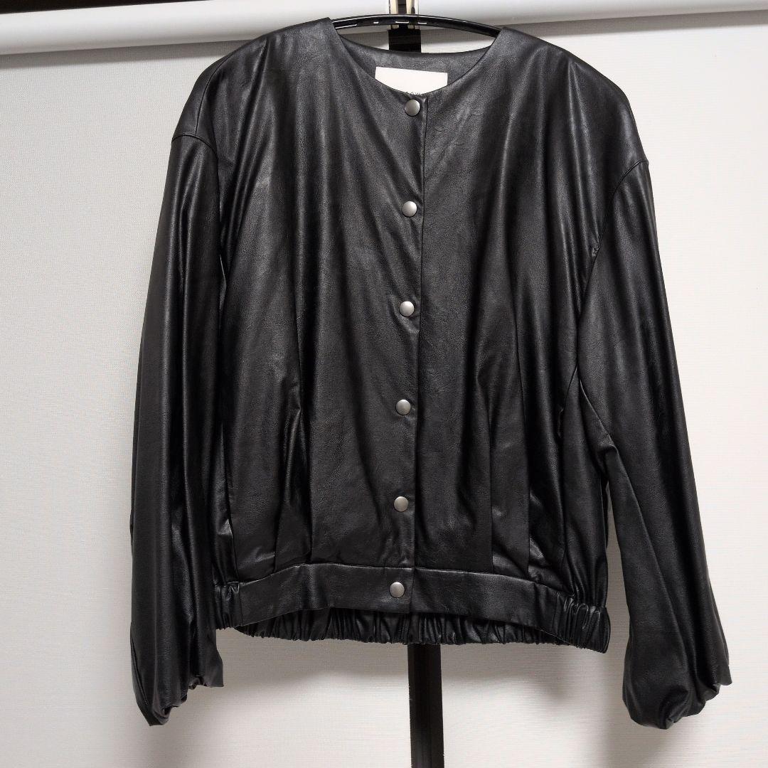 金子綾×TOMORROWLAND ウェットフェイクレザー パフスリーブブルゾン