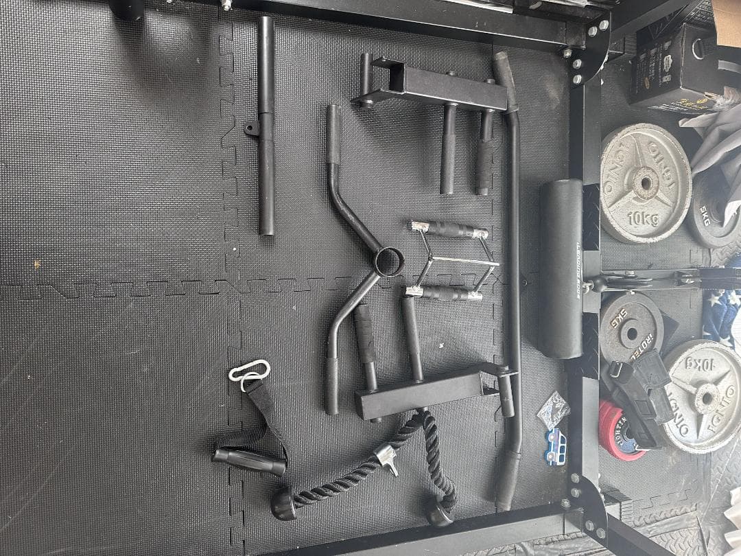 ウエイトトレーニング weight lifting cage, bars and weights