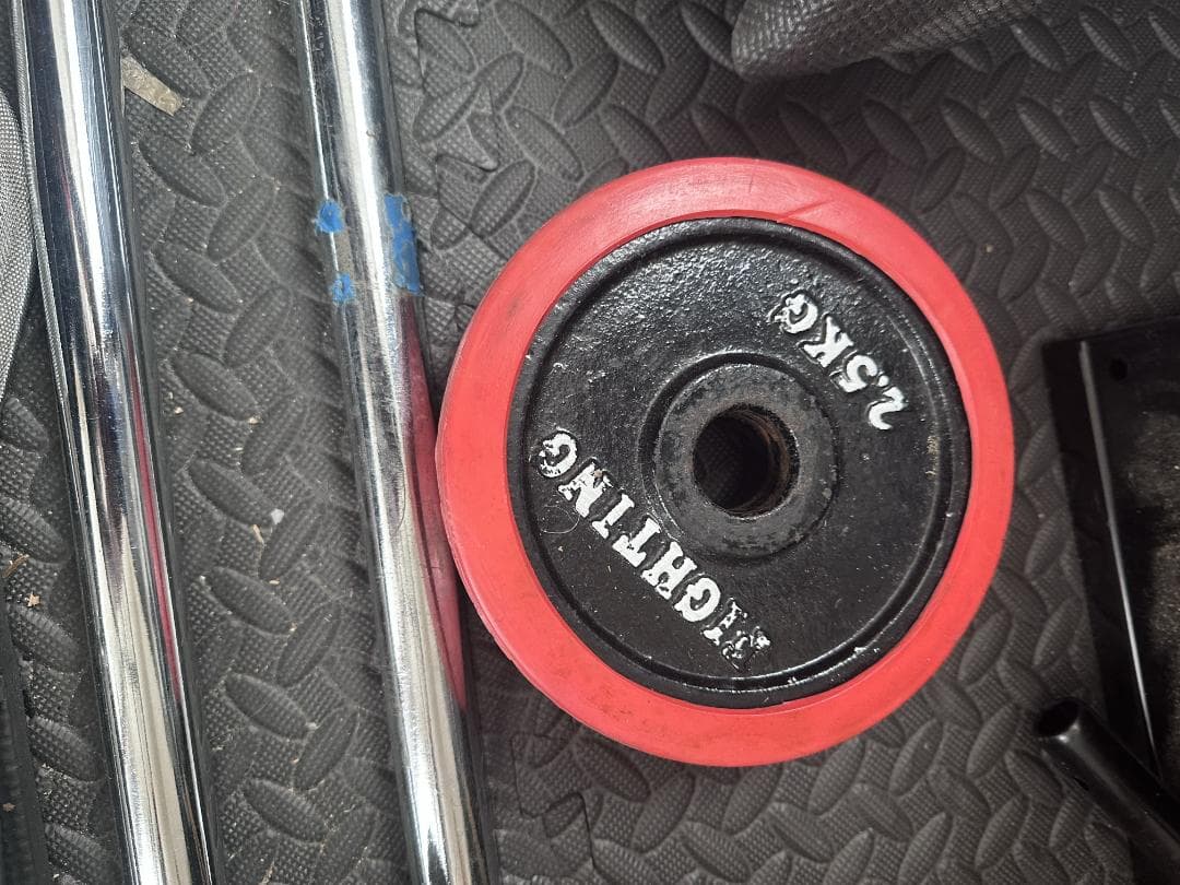 ウエイトトレーニング weight lifting cage, bars and weights