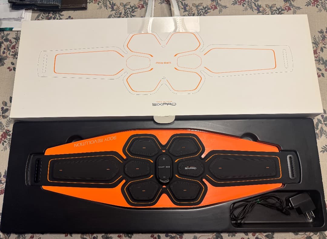 SIXPAD アブズベルト+純正アブズベルトジェル未使用３個をつけてのセットです