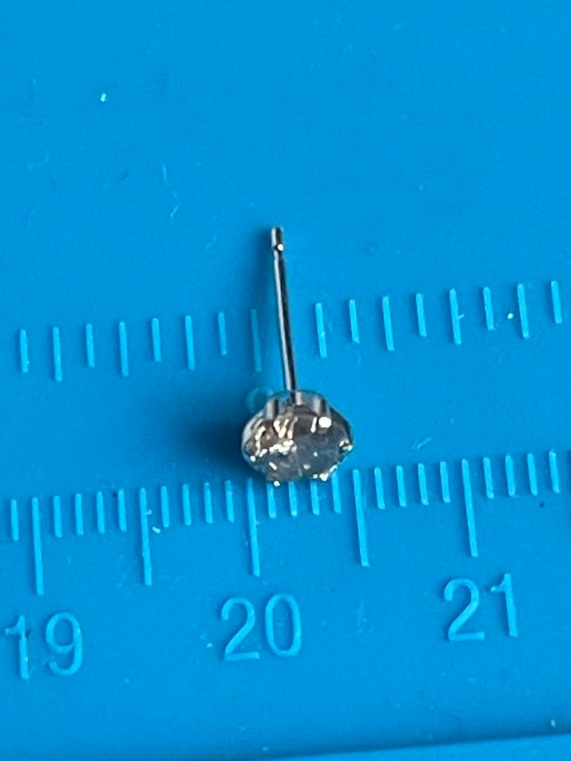 Pt900天然ダイヤモンドの片耳ピアス（5mm）