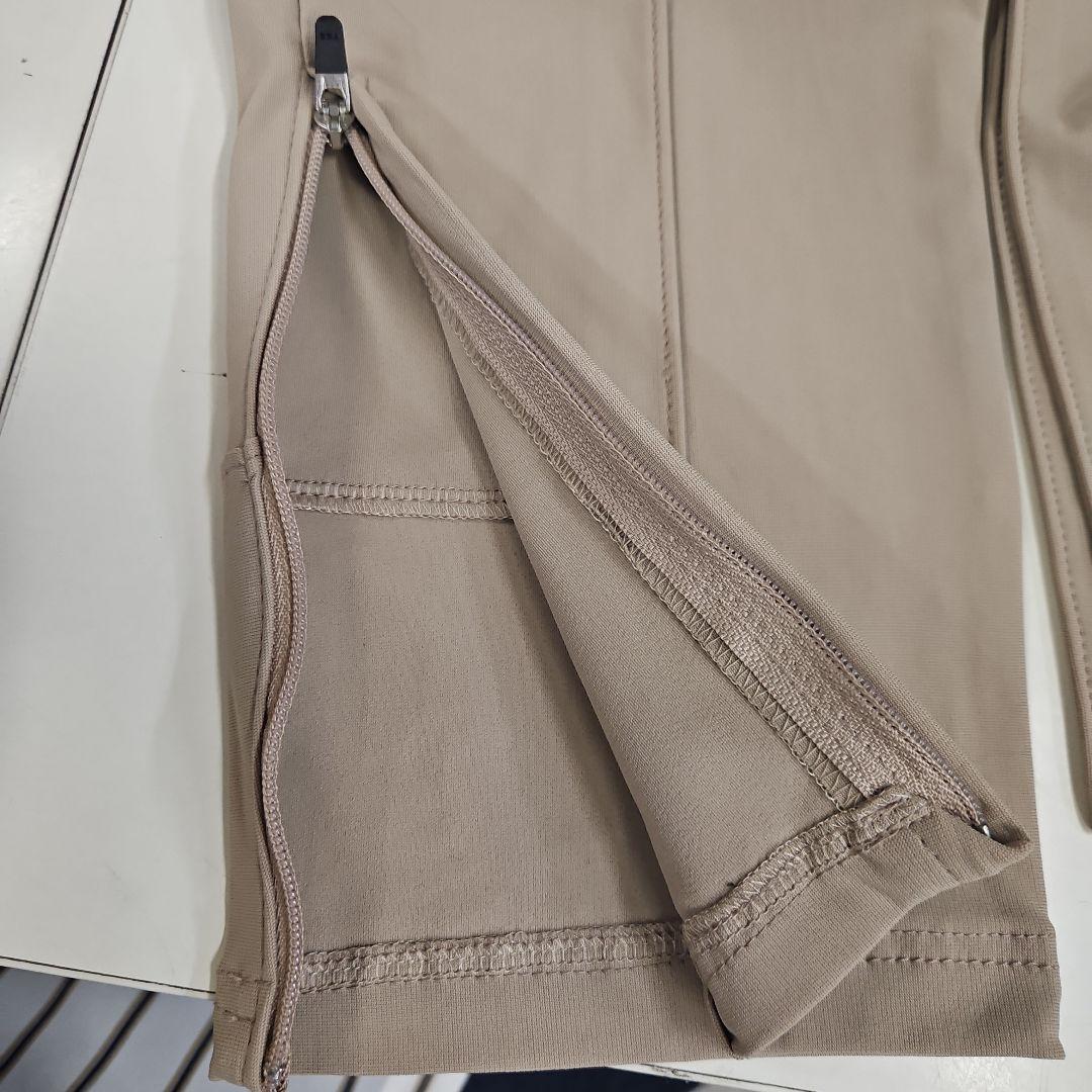 CRONOS ベージュ スリムフィットスーツとマスク