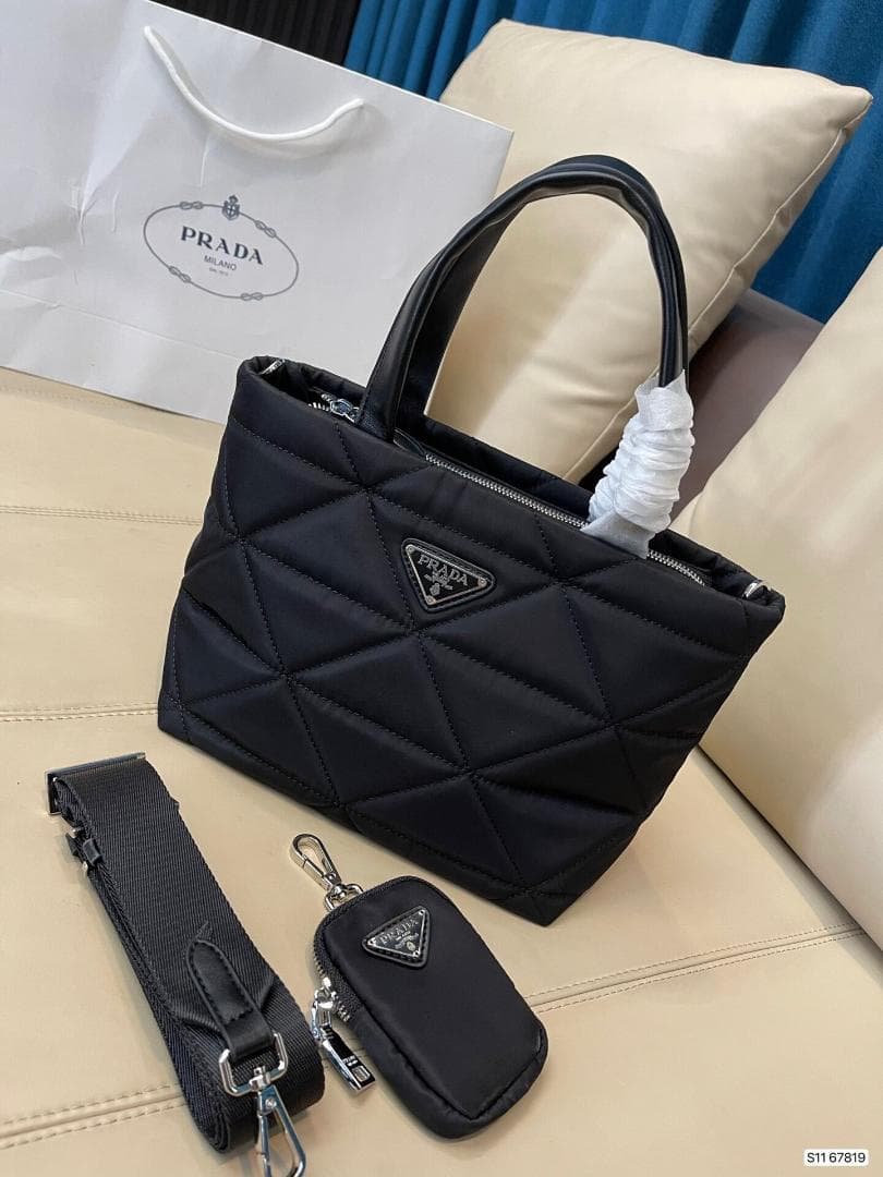 国内即発ノベルティ　ハンドバッグです　ブラック　バッグ