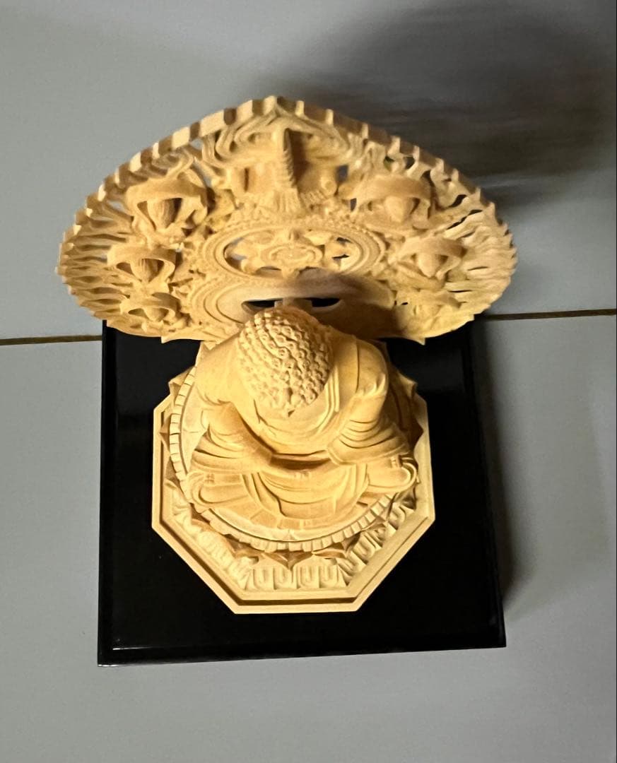 特別値下　仏像　柘植　木彫　座釈迦　台座付　飛天光背　アクリルケース付き　18