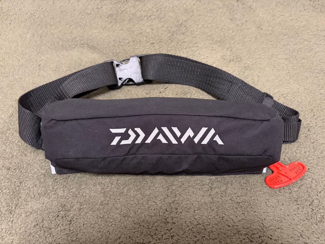 ダイワDF-2220コンパクトライフジャケット　新品ボンベ付き