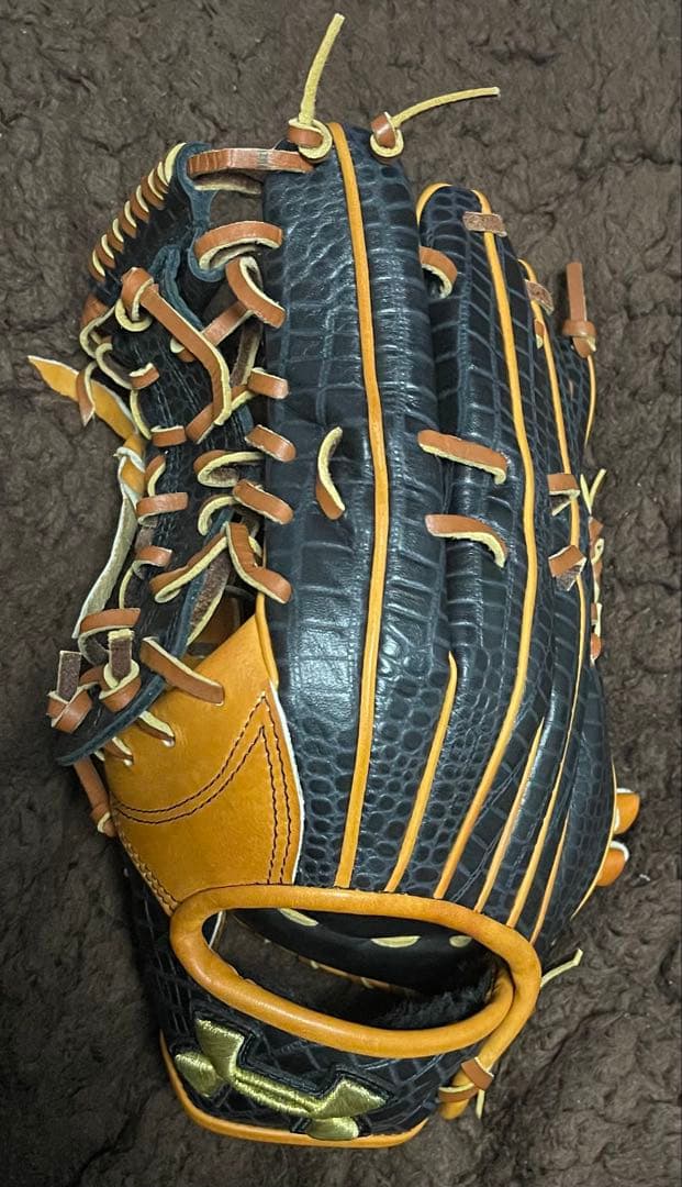 アンダーアーマー　限定グラブ