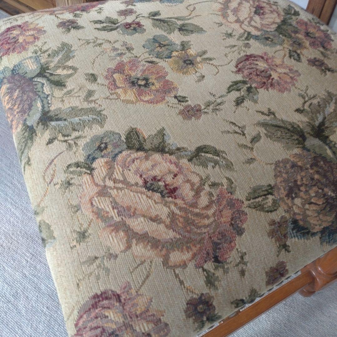 【英国アンティーク調】ダイニングチェア ゴブラン織 花柄 鋲打ち 木製　2/4