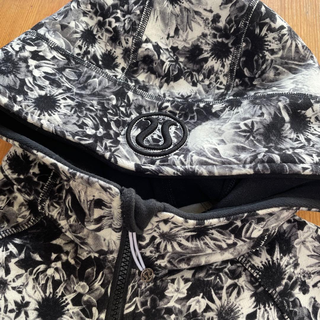 ルルレモン フルジップパーカー