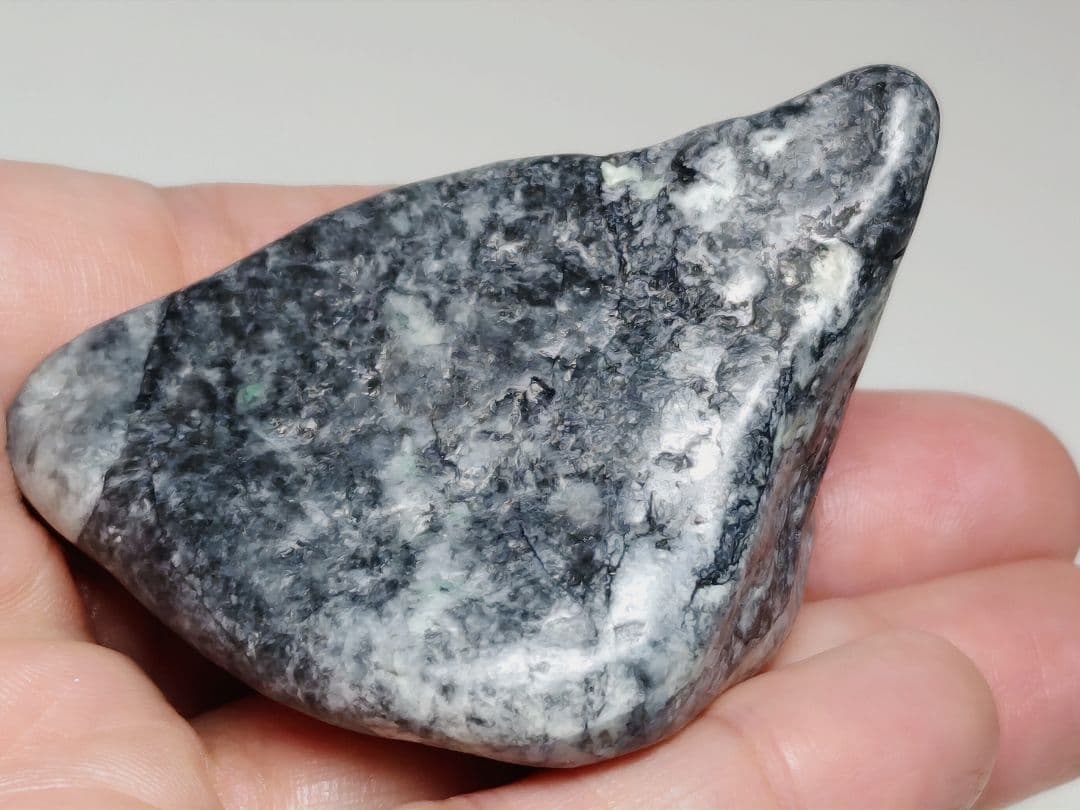 糸魚川143 翡翠 87g ヒスイ 原石 鑑賞石 自然石 誕生石 鉱物 鉱石