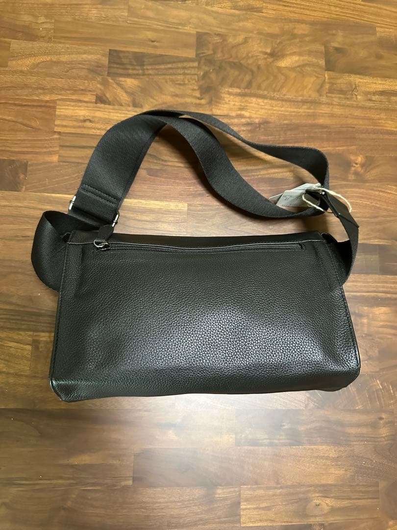 タグ付き　イアパピヨネ　本革　ワイドテープショルダーバッグ　ボディバッグ