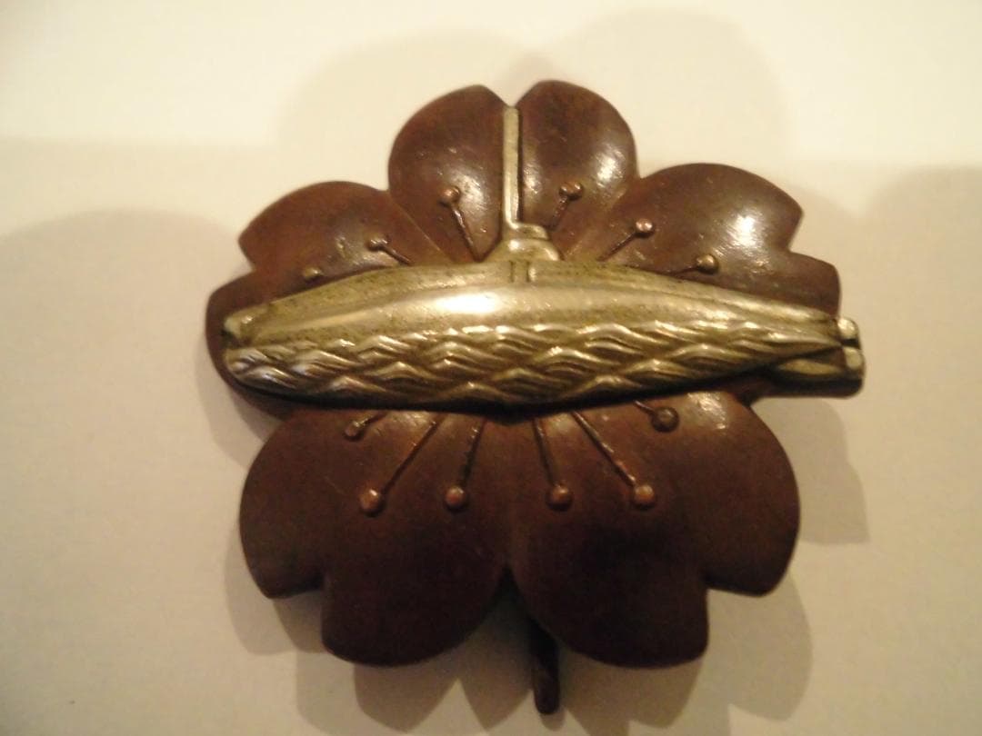 桜の花びらデザインのアンティーク装飾品　旧日本海軍　潜水艦徽章