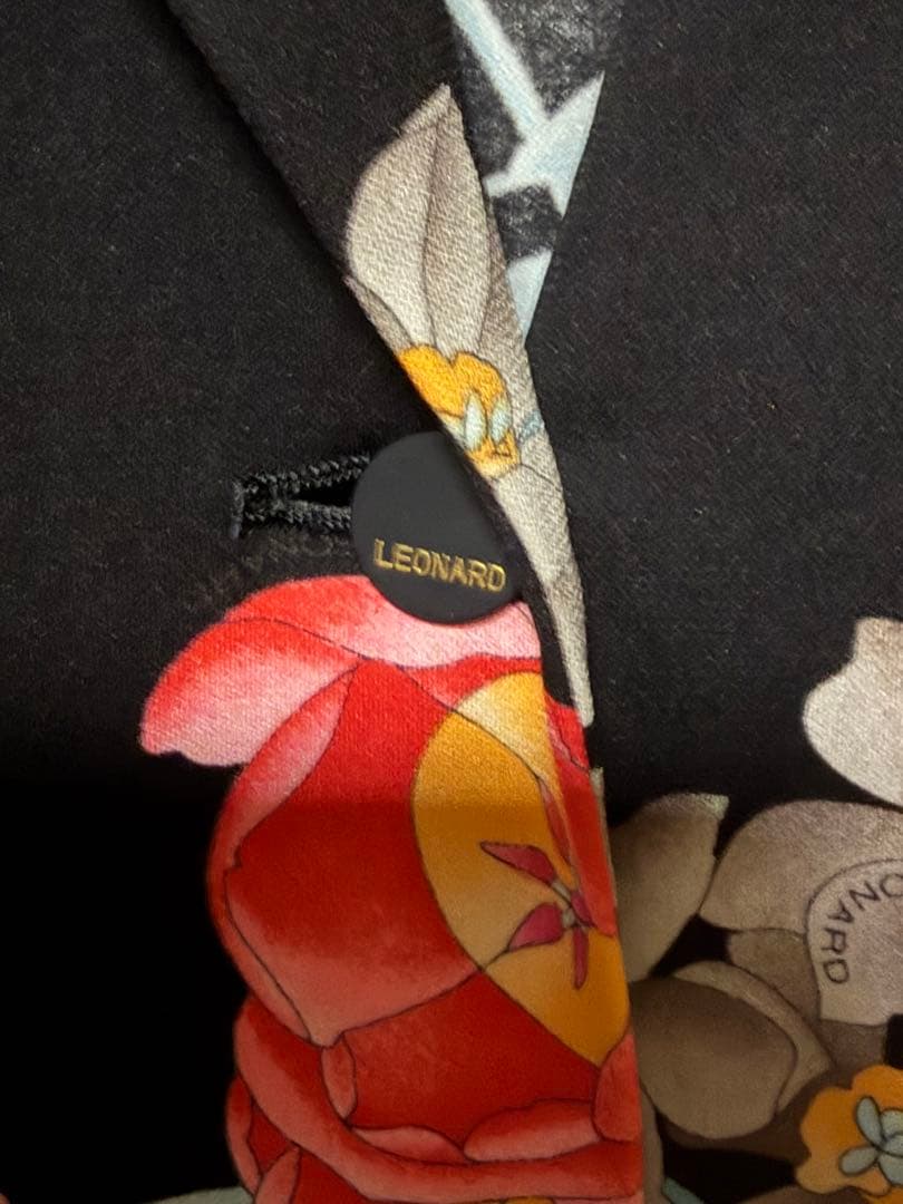 レオナール　黒地に花柄　美しい羽織ジャケット　カーディガン　Mサイズ