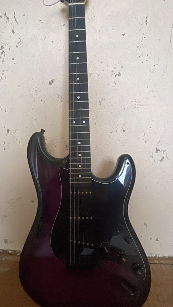 ストラトキャスタータイプ エレキギター ブラック・パープル