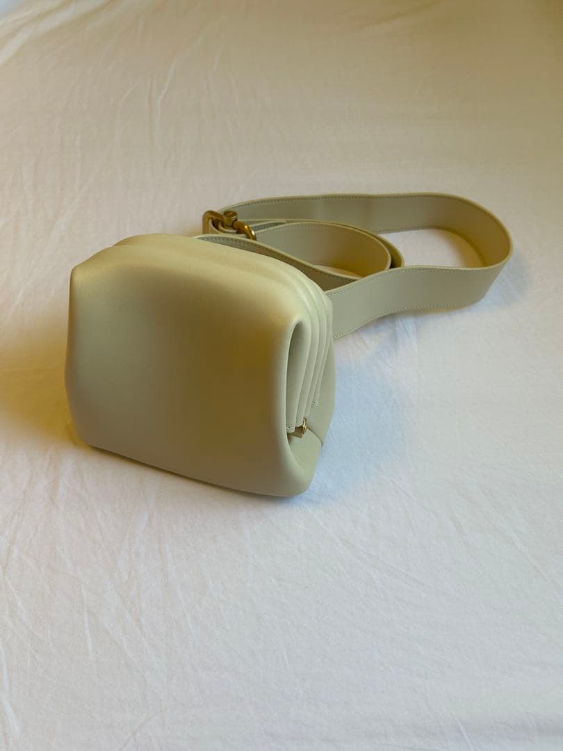 【美品】OSOIアイボリー レザー ボディバッグ