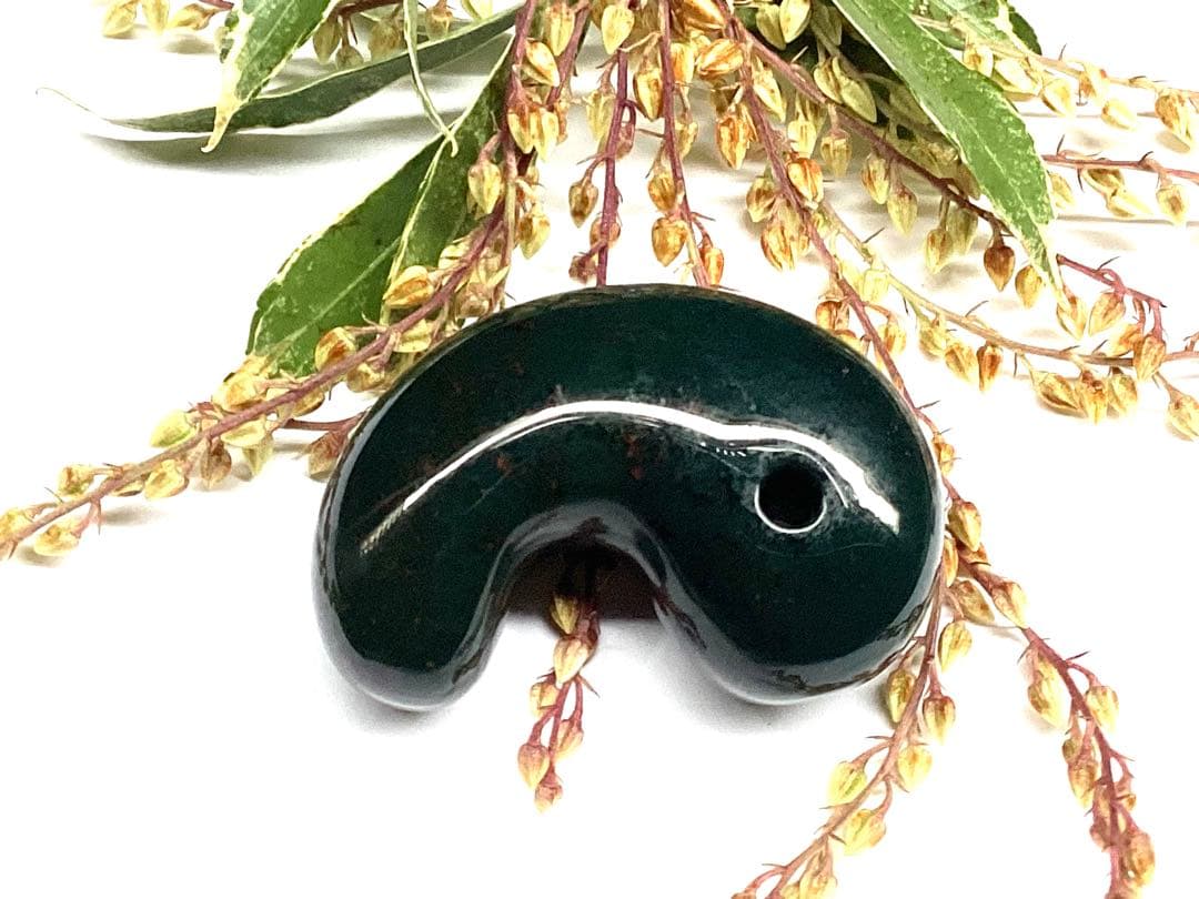 ✳摩訶不思議な力　特大出雲石勾玉【碧玉】赤い鉄分浮かぶ濃厚な結晶　鑑別書付‼️