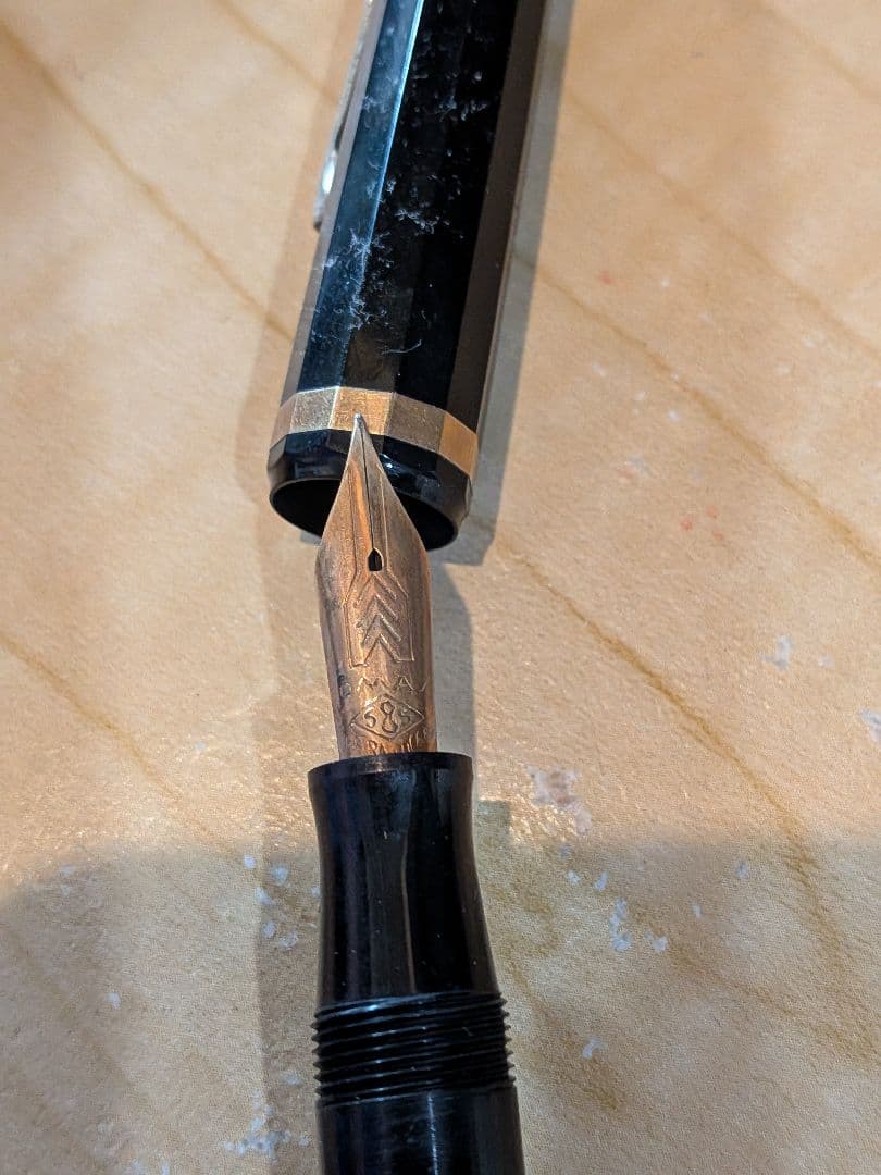 黒の万年筆 金ペン先 八角形キャップ