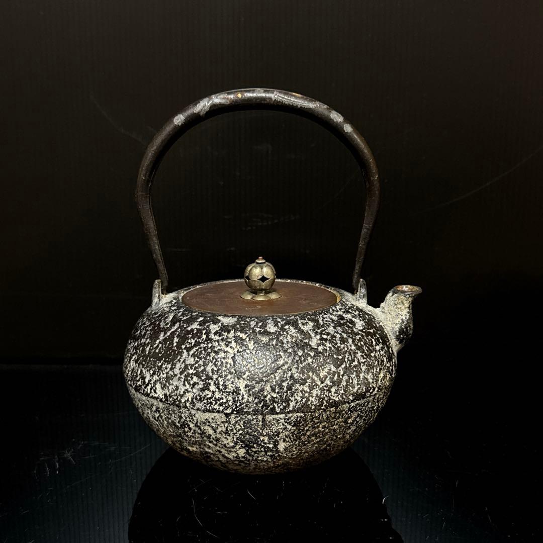 平安 泰山堂 造 白肌 金銀象嵌提手 平丸型 在款有 宣徳蓋 鉄瓶 茶道具