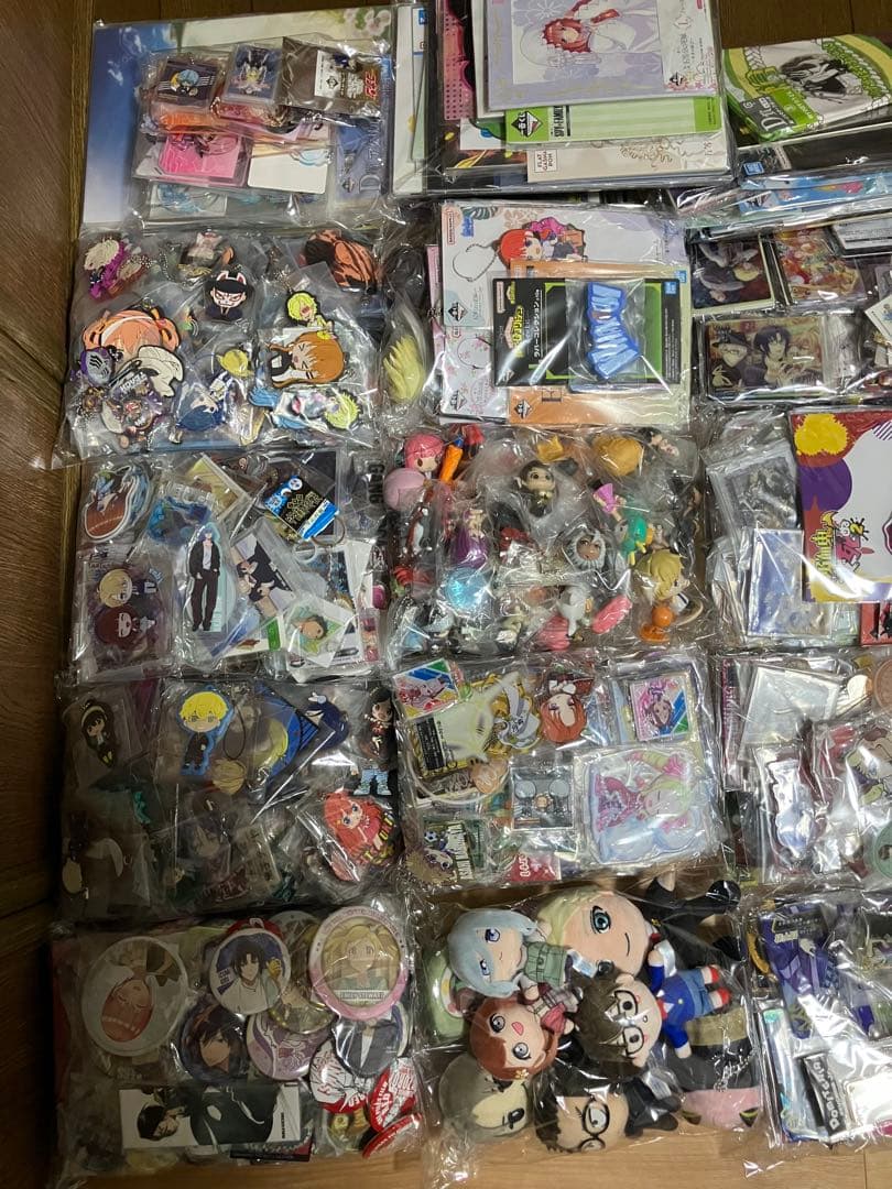 マンガ　アニメ　グッズ　缶バッジ　アクリルスタンド　ラバーストラップ　フィギュア