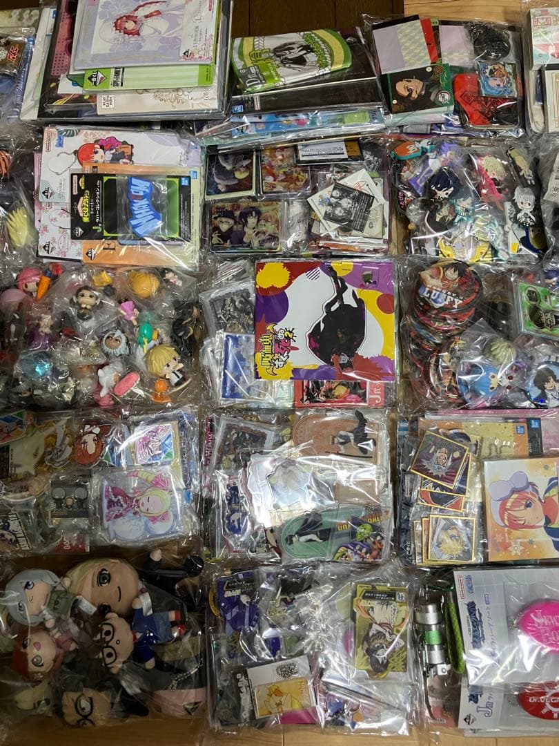 マンガ　アニメ　グッズ　缶バッジ　アクリルスタンド　ラバーストラップ　フィギュア