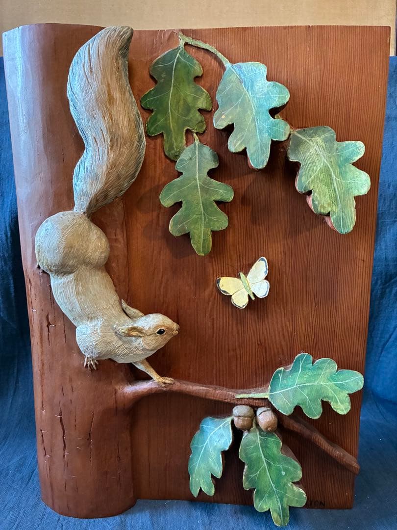 クヌギに登ってドングリを食べるリス　レリーフ　一枚板に浮き彫り