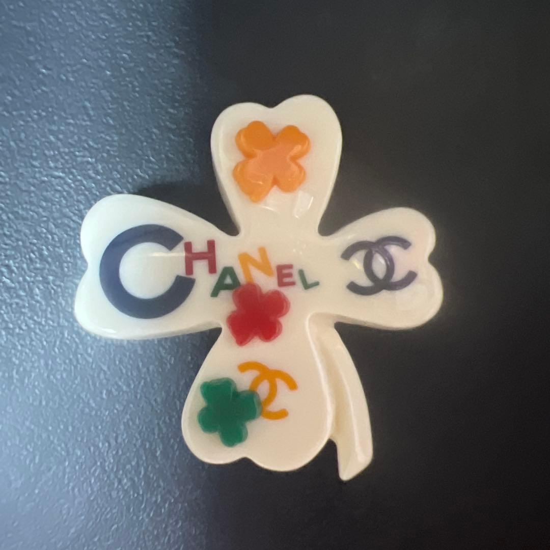 CHANEL クローバー型ブローチ